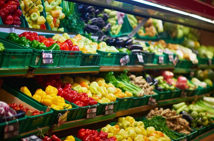 6 products that are always cheaper at aldi, Vegetables in a grocery store