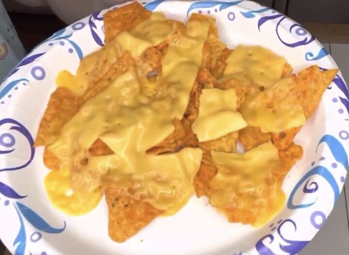 6 genius struggle meal recipes you never knew you needed, Cheese nachos on a plate