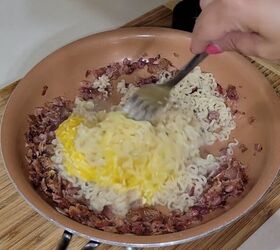 instant ramen hacks, Adding the egg mixture to the instant ramen