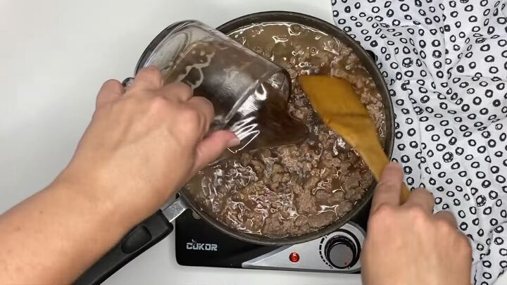 cheap dinner ideas with ground beef, Pouring in the beef broth