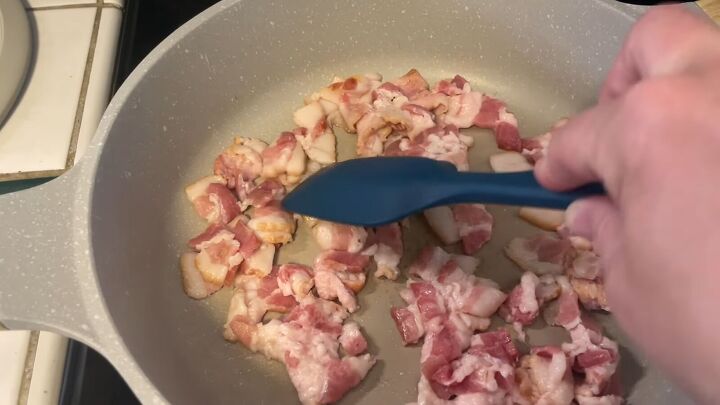 carbonara recipe, Cooking the bacon