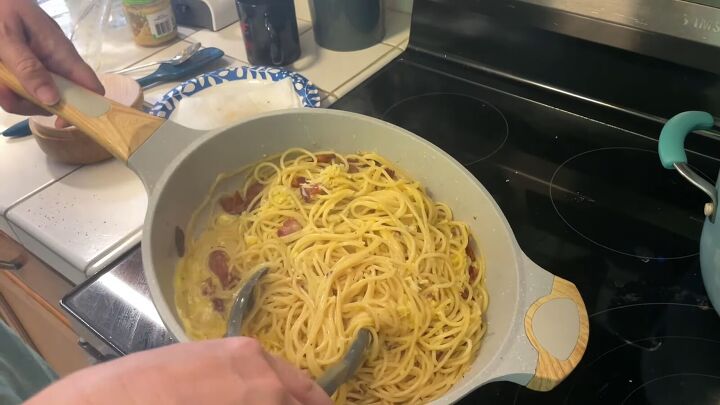 carbonara recipe, Tossing the pasta