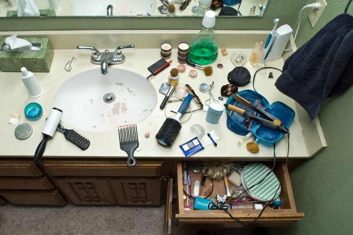 declutter your home, Messy bathroom