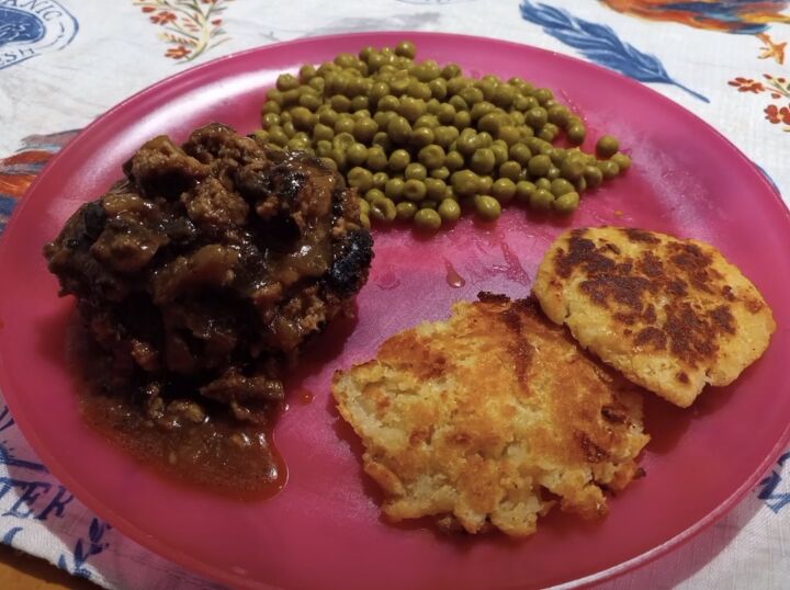 cheap dinner ideas for large family, Salisbury steak potato cakes and peas
