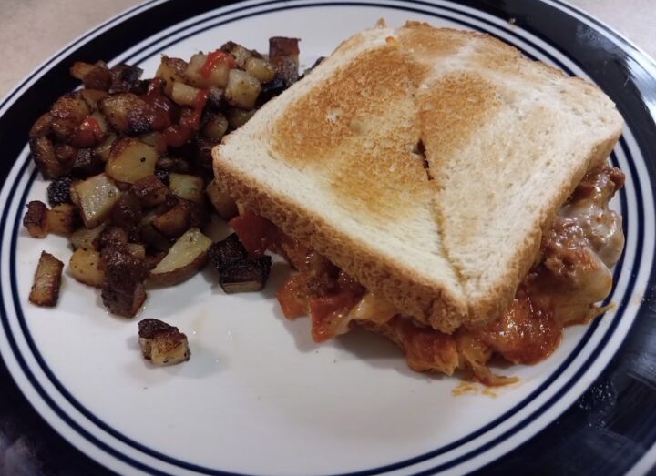 cheap dinner ideas for large family, Skillet lasagna and garlic toast