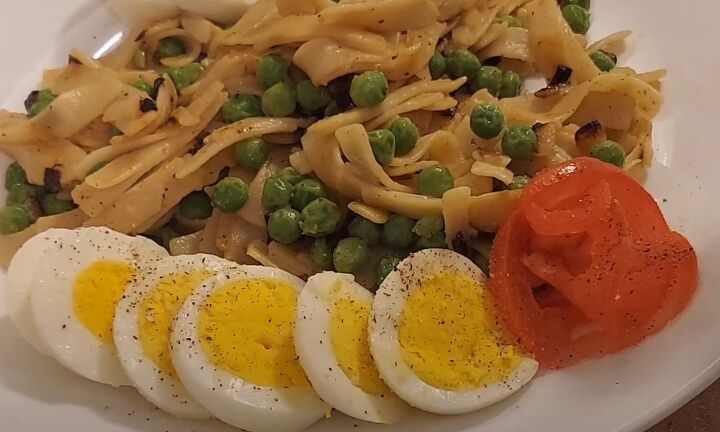 easy walmart meals, Alfredo pasta with peas and egg