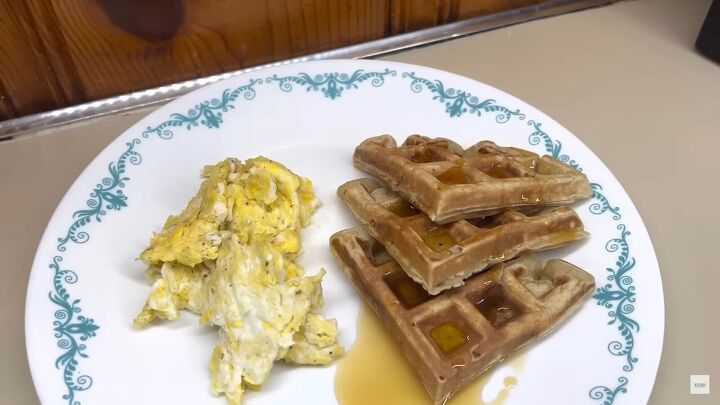 cheap meals, Banana waffles with eggs
