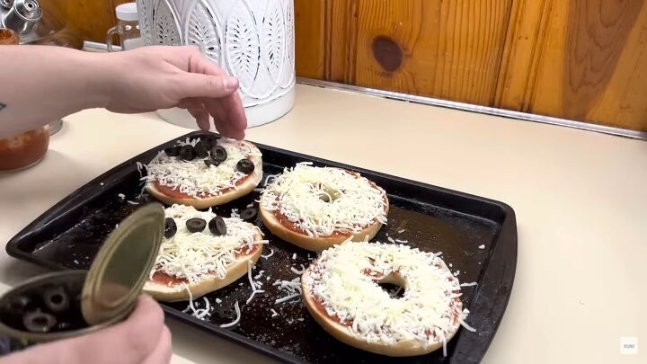 cheap meals, Making bagel pizzas