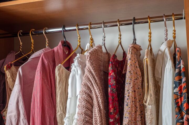 60 second habits to maintain a clutter free home, Using the same or very similar hangers gives your closet a neat clean impression