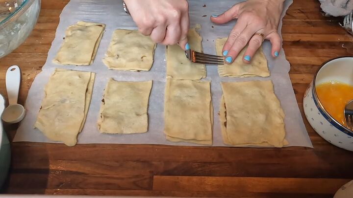 fast breakfast ideas, Using a fork to press the edges together