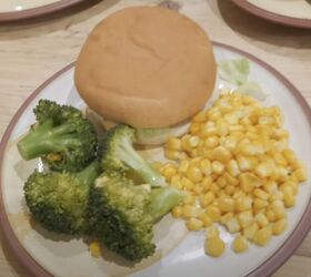 how to make a meal plan, Eating burgers with broccoli and sweetcorn