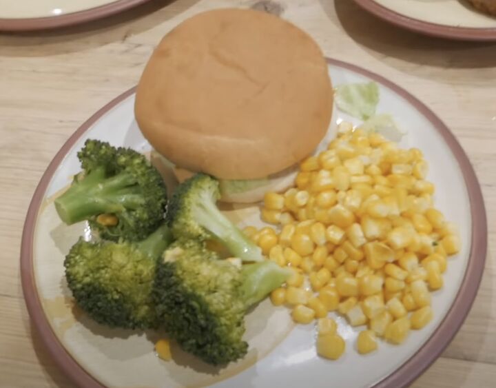 how to make a meal plan, Eating burgers with broccoli and sweetcorn