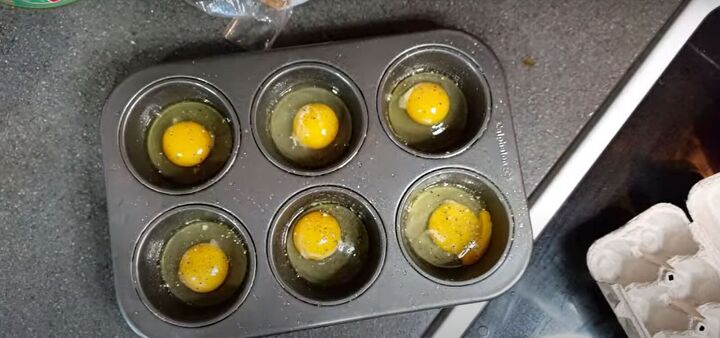 easy breakfast sandwich recipes, Cooking eggs in a muffin tin