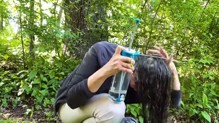 how to wash hair on the road, Using a pressurized hydration bottle to wash hair