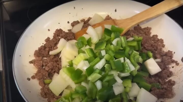 cheap ground beef recipes, Making Philly cheesesteak tater tot casserole