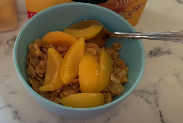 frugal breakfast ideas, Cornflakes and peaches