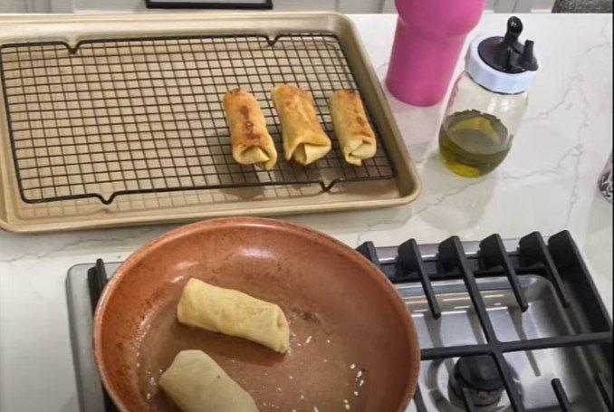 how to enjoy eating at home, Making egg rolls