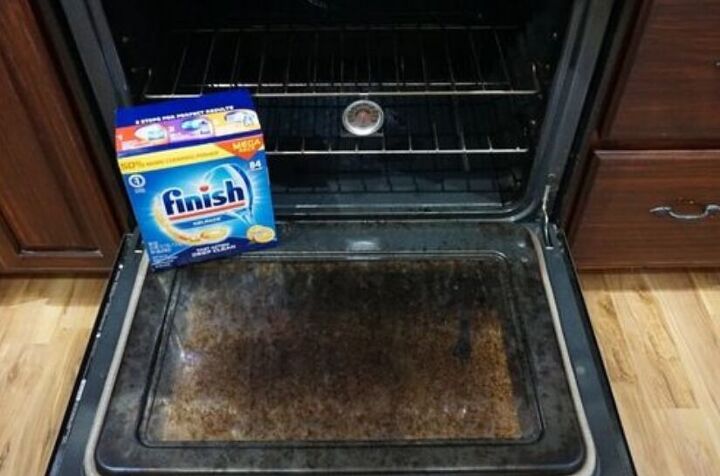 10 clever dishwashing tablet hacks you never knew about, Cleaning the oven with dishwashing tablets