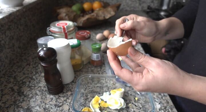 minimalist eating, Peeling eggs