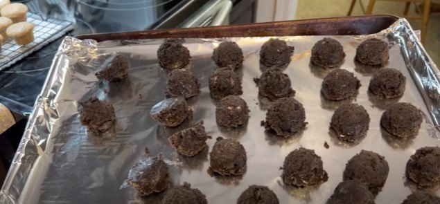 easy christmas desserts, Making Oreo balls