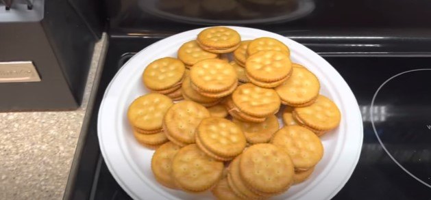 easy christmas desserts, Making Ritz cracker candy