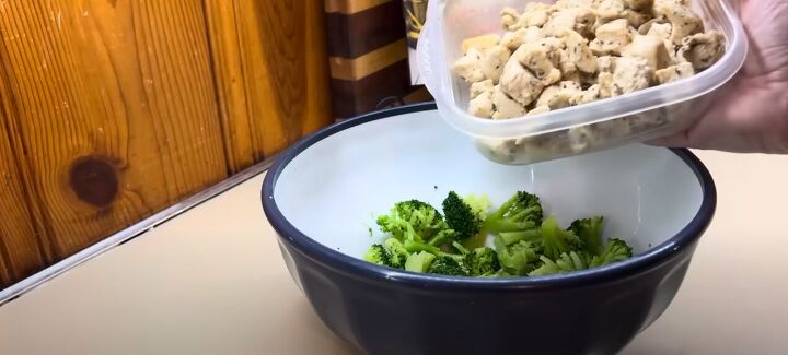cozy casseroles, Making chicken broccoli top casserole