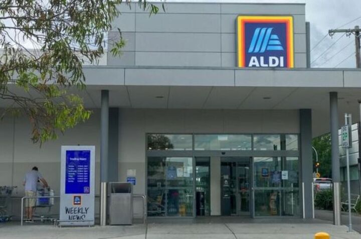 top 10 must buy aldi foods of the moment, Aldi storefront