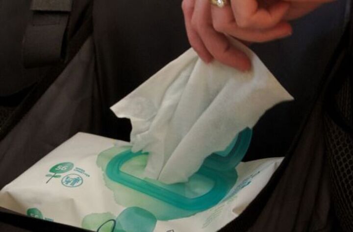 10 surprising uses for baby wipes you never knew existed, Pull out a baby wipe to easily remove stains