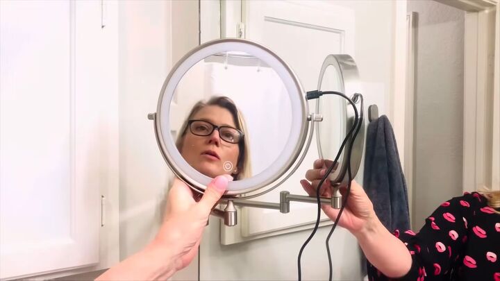 Magnifying mirror