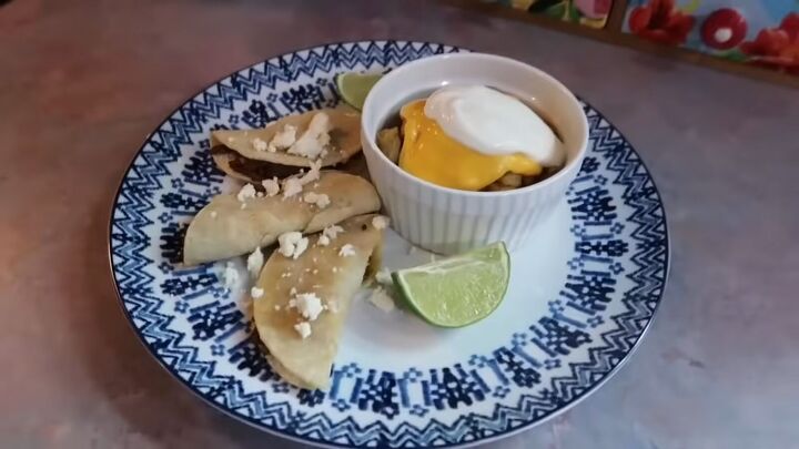 easy budget friendly dinner recipes, Mini tacos and cheesy fiesta potatoes