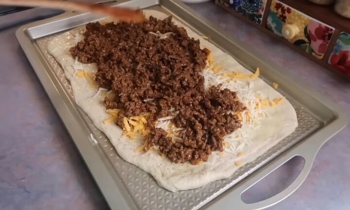 easy family meal ideas, Making cheeseburger pizza