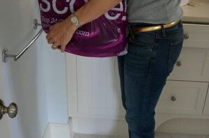 How to declutter bedrooms & bathrooms for summer (plus: Free printable!)