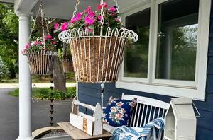 Anyone can use these simple ideas for a stunning front porch refresh (wow!)