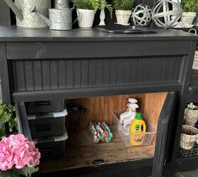 Need a place for your gardening supplies? Use these ways to organize a potting bench with style!