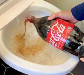 This is what happens when you use Coca-Cola to clean your toilet (amazing!)