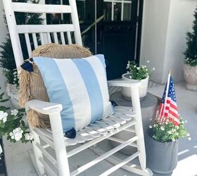 31 easy ideas to decorate a patio or porch for summer, small faux white flowers in a pot with a small American flag