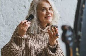 Learn more about a minimalist beauty routine (plus: What to keep on hand for a natural look!)