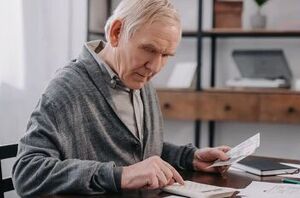 12 budgeting hacks retirees use to wisely manage their money
