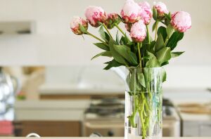 4 easy yet gorgeous ways to decorate using tall vases